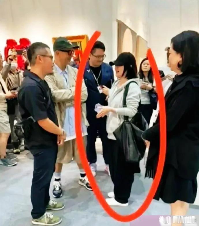 大S和具俊晔在韩国被拍到，现在的大S看起来比以前更圆润了 