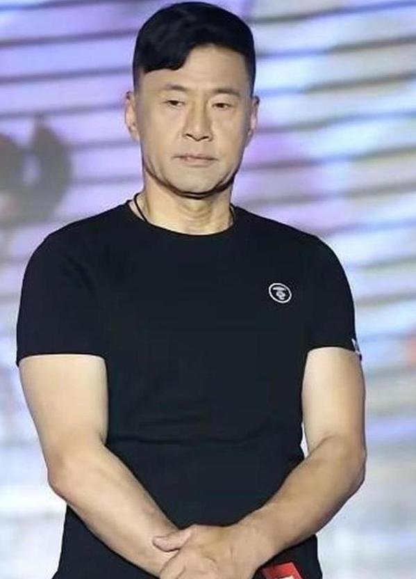 于荣光始终难以释怀，结婚三十五载，钱是他挣，饭也是他做，而本人几乎没有绯闻，对待