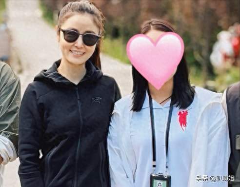50岁的内娱女明星都在卷少女感，林心如却大方承认，幸福肥又何妨