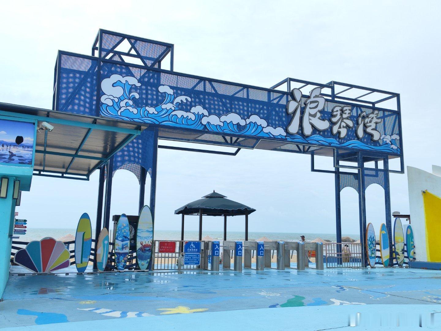 浪琴湾，寻找旧日感觉，2009年来过，那时候冷清得只有蛙鸣蝉叫。现在多了很多配套
