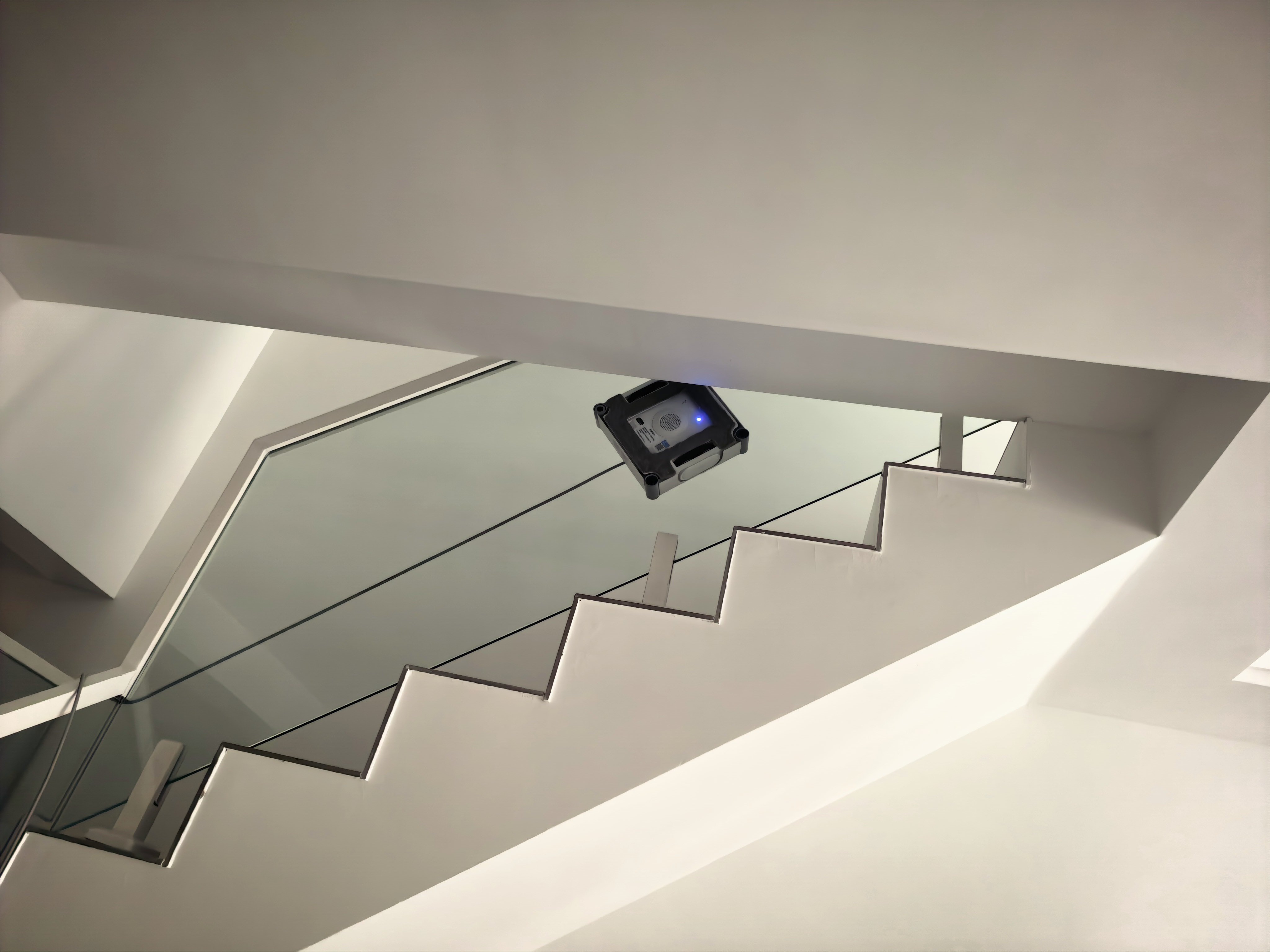 今天把家里所有的窗子，玻璃部分擦干净了窗明几净迎接伦敦！！！ 