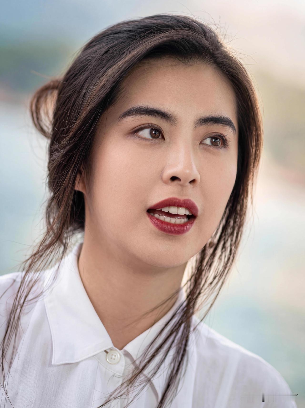 世人总惊叹她的绝色容貌，可最动人的，是她骨子里的坦荡与赤诚。
美人绝非空有皮囊，
