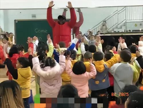 震惊！
幼儿园家长竟集体要求开除非洲外教，理由让人咋舌！

家长觉得孩子懵懂，外