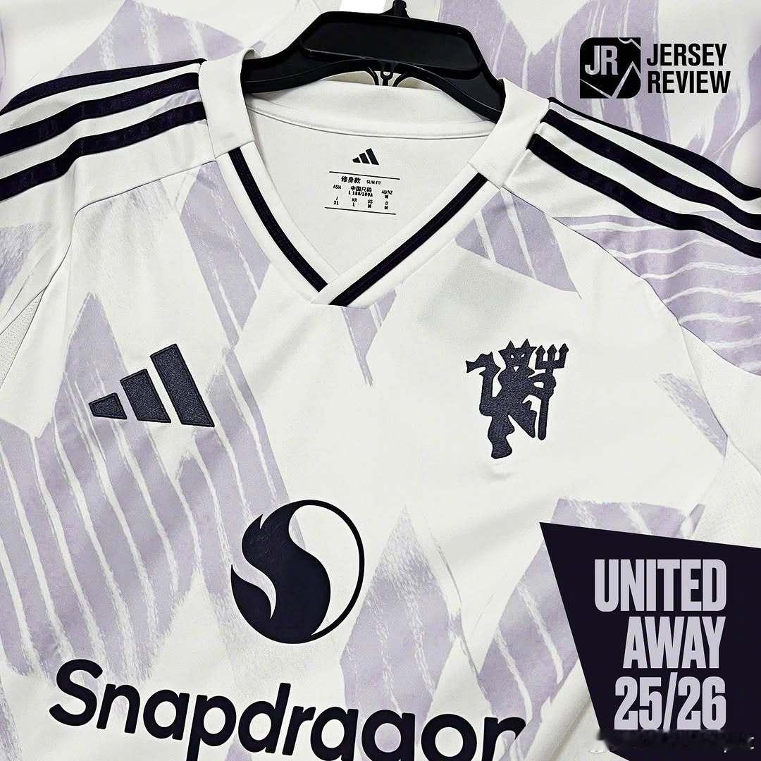 🟣JerseyReview发布的曼联下赛季客场球迷版实物图此前发布的球员版完整