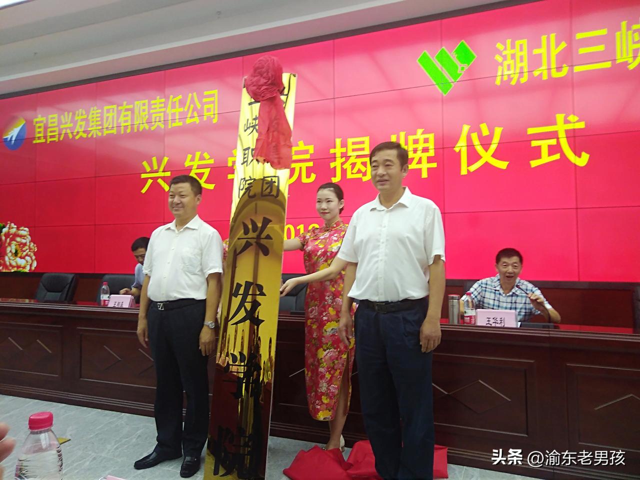 我长期持有4支股票:  一是安琪酵母、二是兴发集团、三是湖北宜化、四是人福药业。