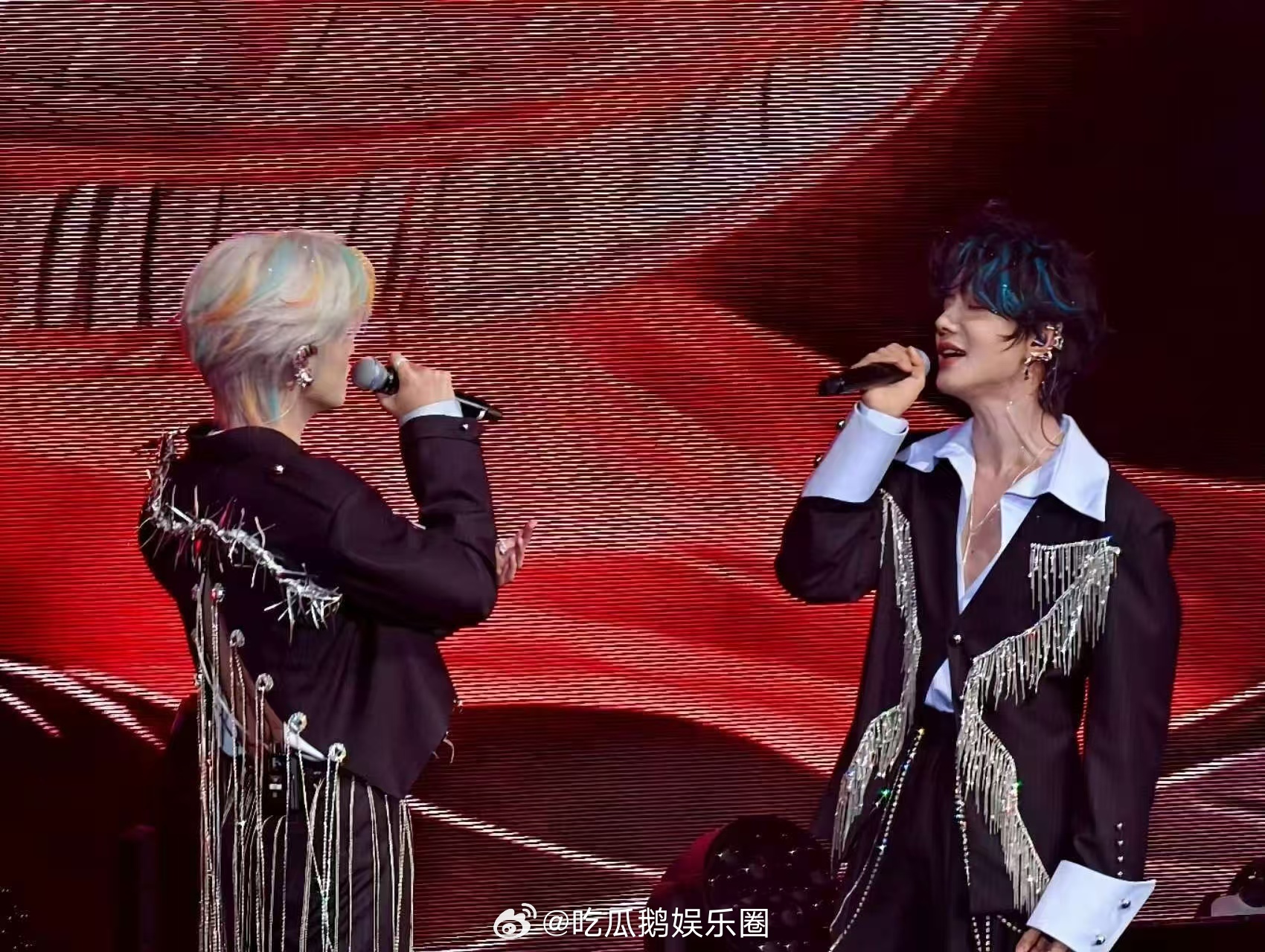 云旗把云熠应援色染头上了 云旗也太会了吧！银白青橙挑染把应援色染进头发，颜值暴击