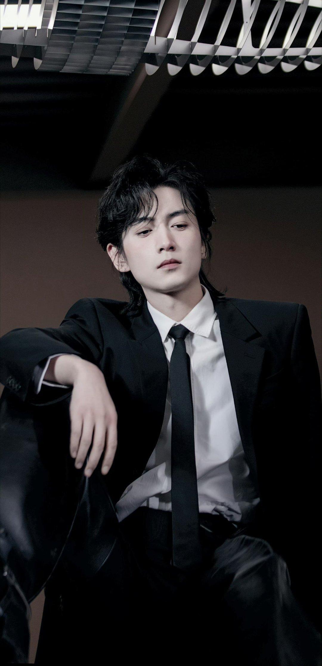 陈晓顶级东方骨相陈晓『内娱真正无代餐的东方顶级骨相帅』，自由驾驭各种风格，无论是