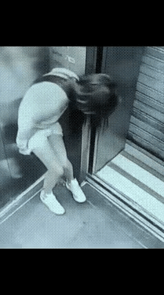 酒后女子小便急，电梯脱裤太随意
提裤走人挺麻利，别人再乘这电梯
闻到电梯里的味道