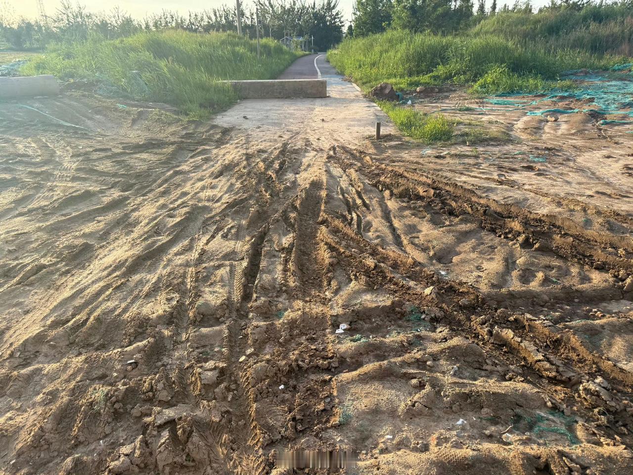 滨州一公园出入口常年被封堵

山东滨州滨城区北外环南路（渤海十四路与渤海十五路之