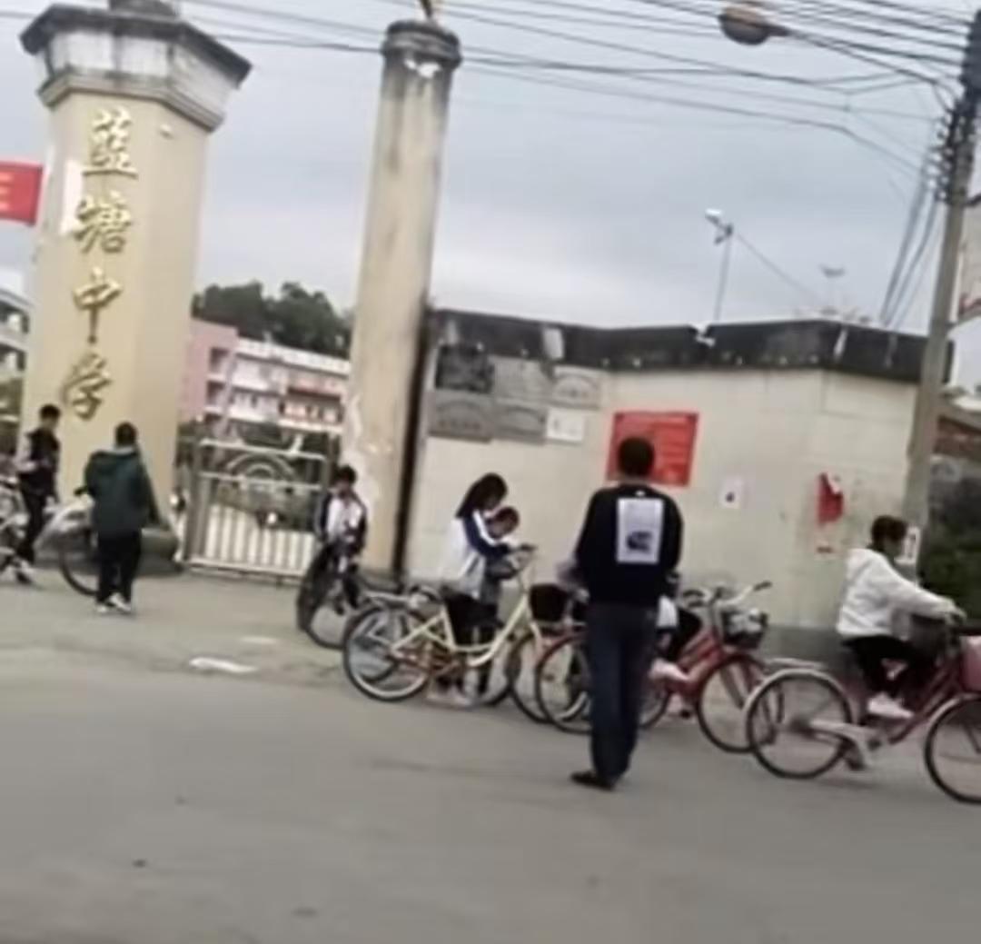 孙卓回归3年了，但每次看孙海洋找孩子的故事仍泪流满面。
 
孙卓是何其不幸被拐1