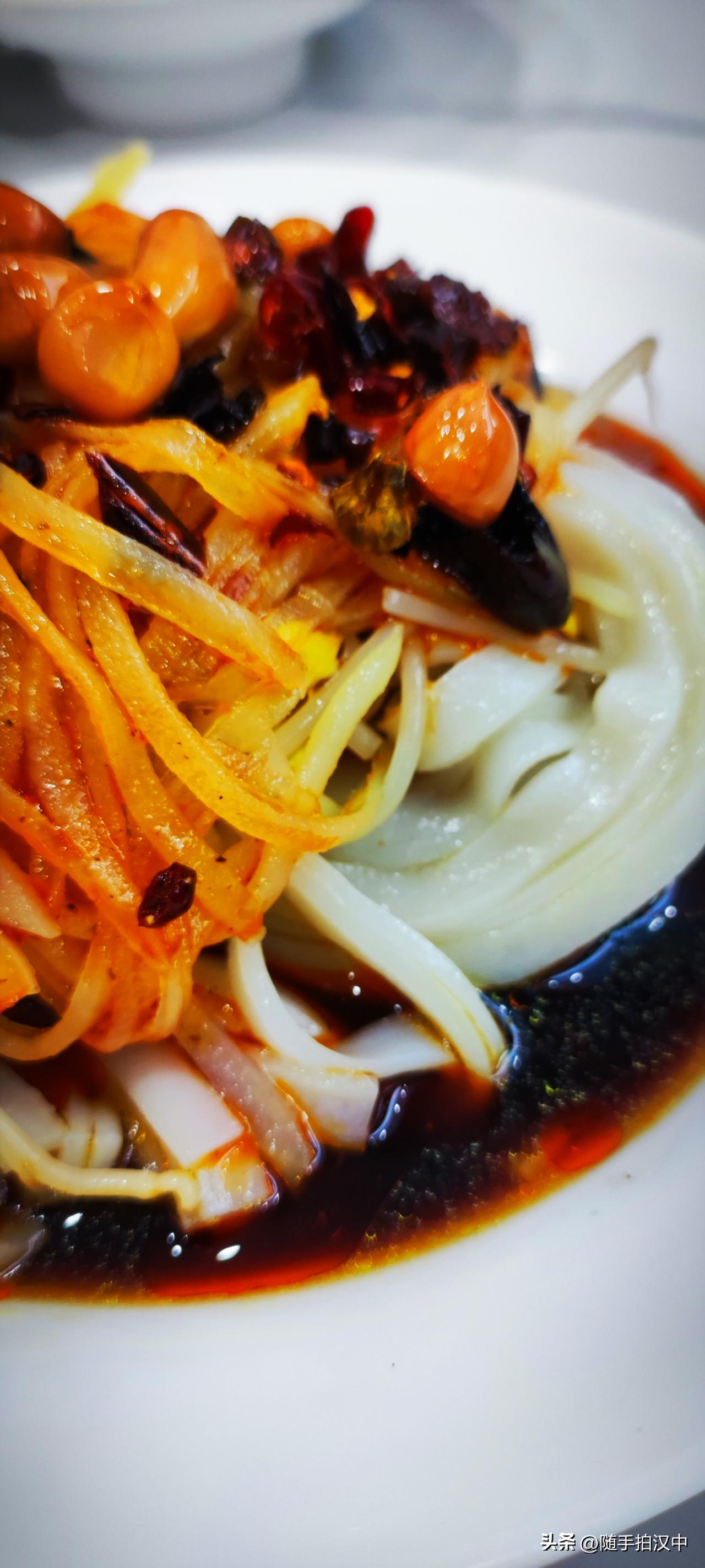 新开了一家麻辣香面皮，门口还堆着花篮。品种不多，麻辣面皮、香辣面皮、西红柿面皮。