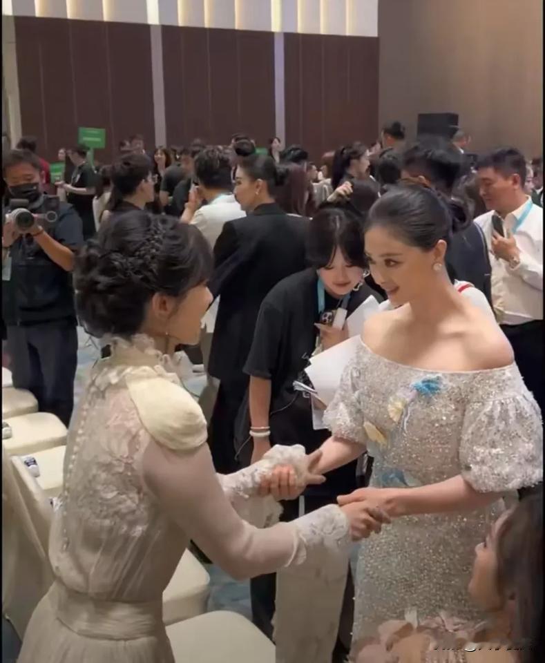 杨紫和蒋欣贴贴是在说悄悄话，两个人贴贴太有爱了，是最好的樊姐和小蚯蚓，欢乐颂的梦