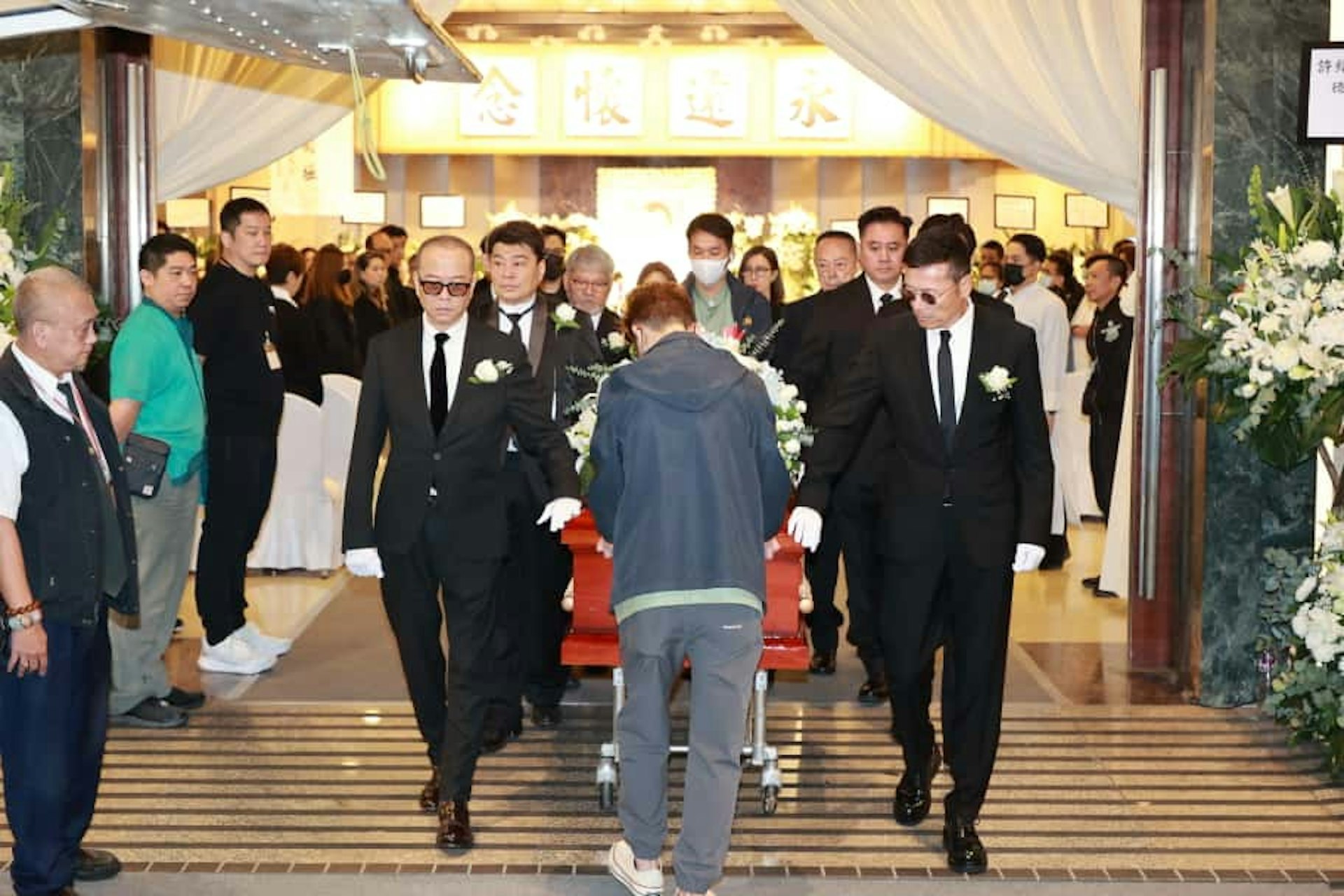 许绍雄出殡，其生前好友杜燕歌、曾伟明、麦长青、罗乐林、欧阳震华、关礼杰、苗侨伟、