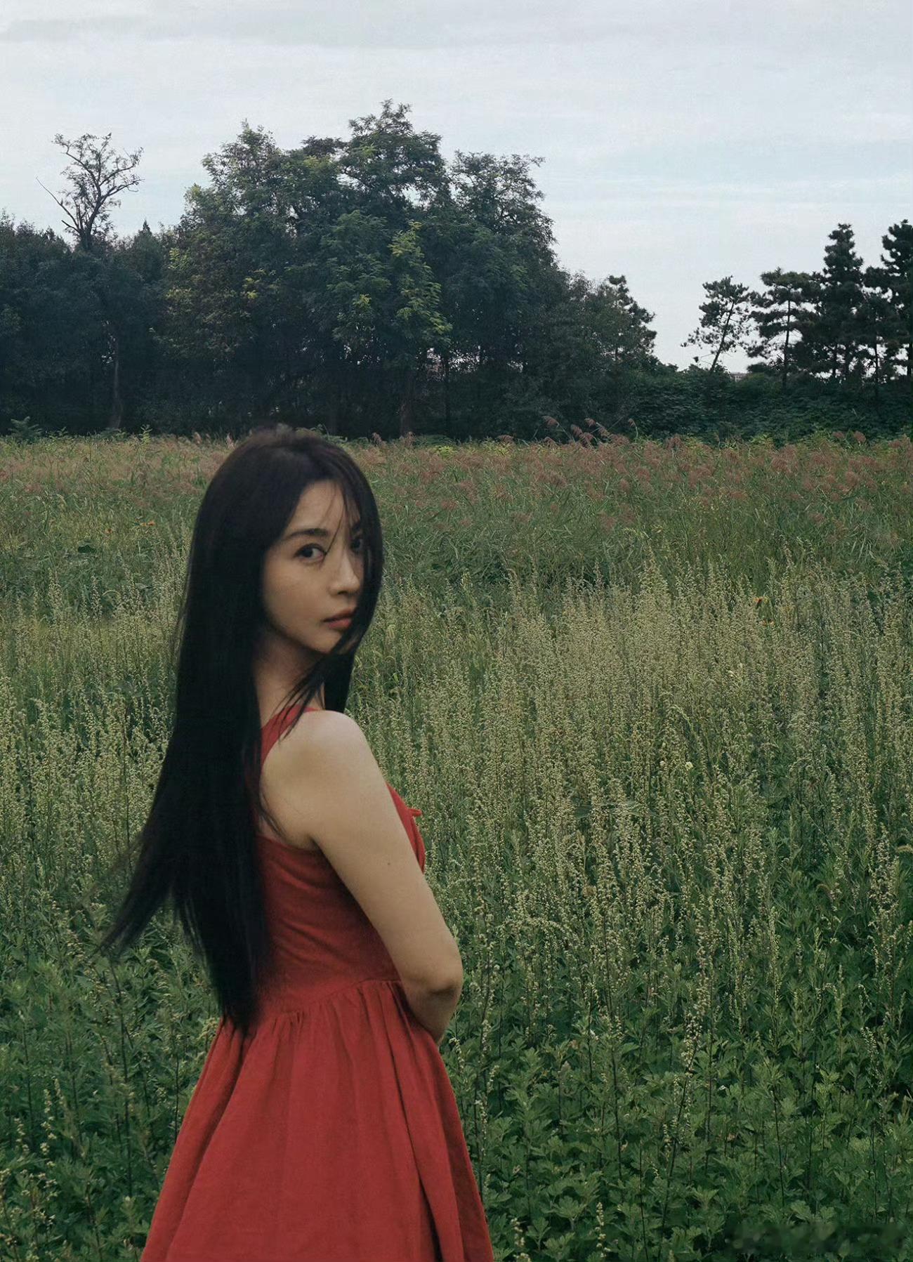 李菲儿美成啥了 李菲儿好久不见美得我眼前一亮，这就是不上班的快乐吗，整个人的状态