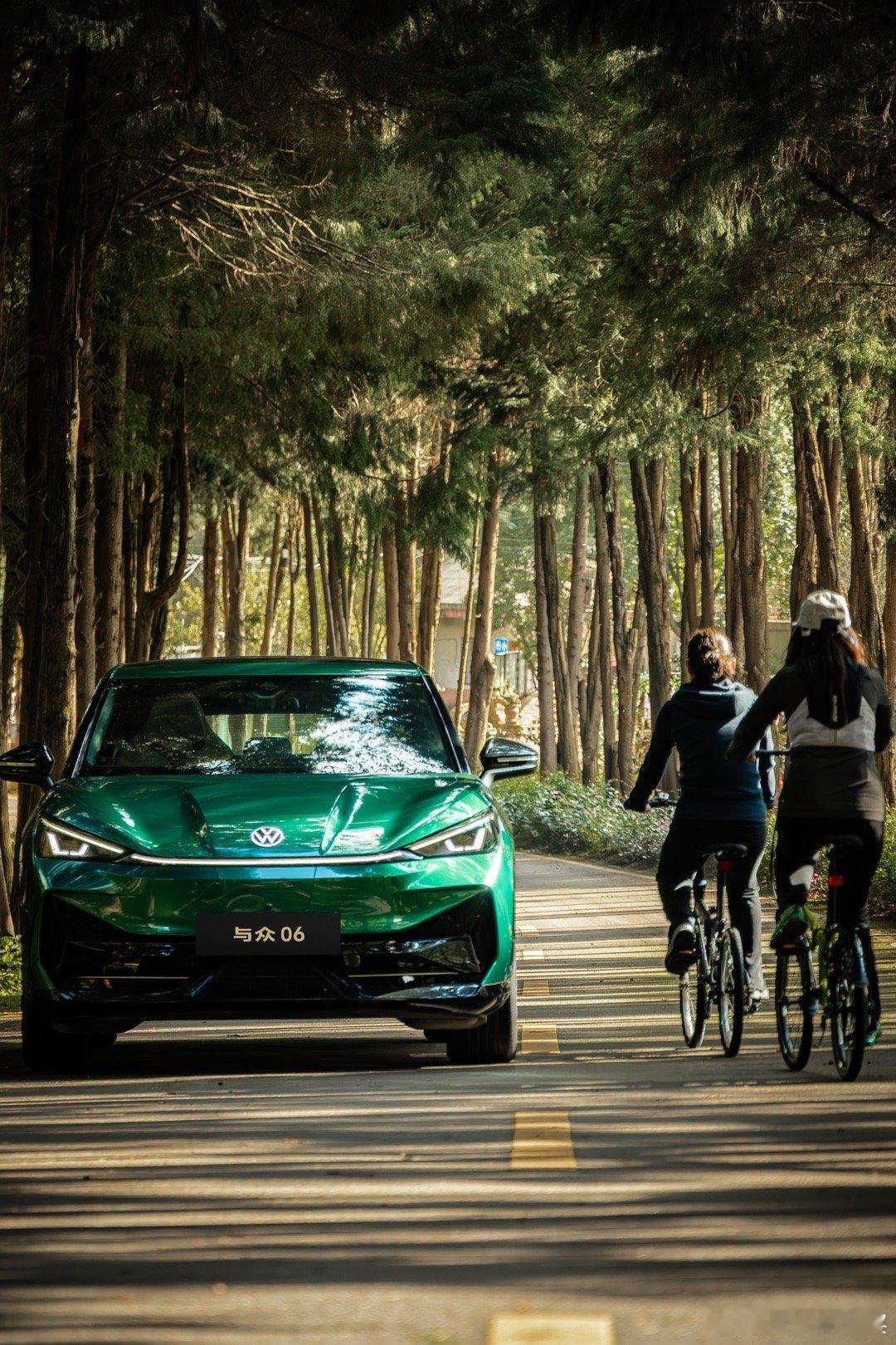 高效与诗意，从来不是单选题。四轮丈量世界，两轮拥抱自由。与众06带我解锁秋日春城