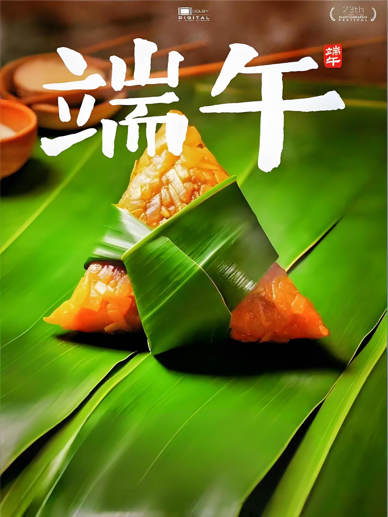 我认为咸粽子是刻在江南梅雨里的一枚乡愁。碱水浸过的糯米泛着琥珀光，裹住三分肥七分