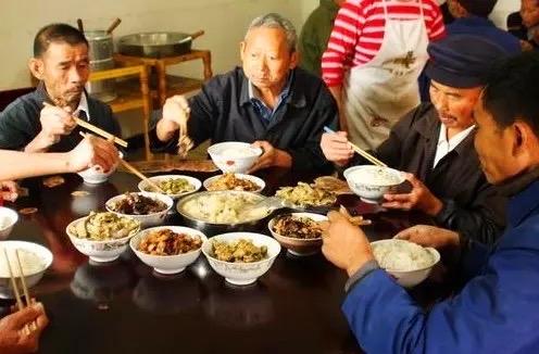 “这个老板必须让他火！”云南昭南，老人没钱吃饭，厚着脸皮去饭店问老板能不能给他点