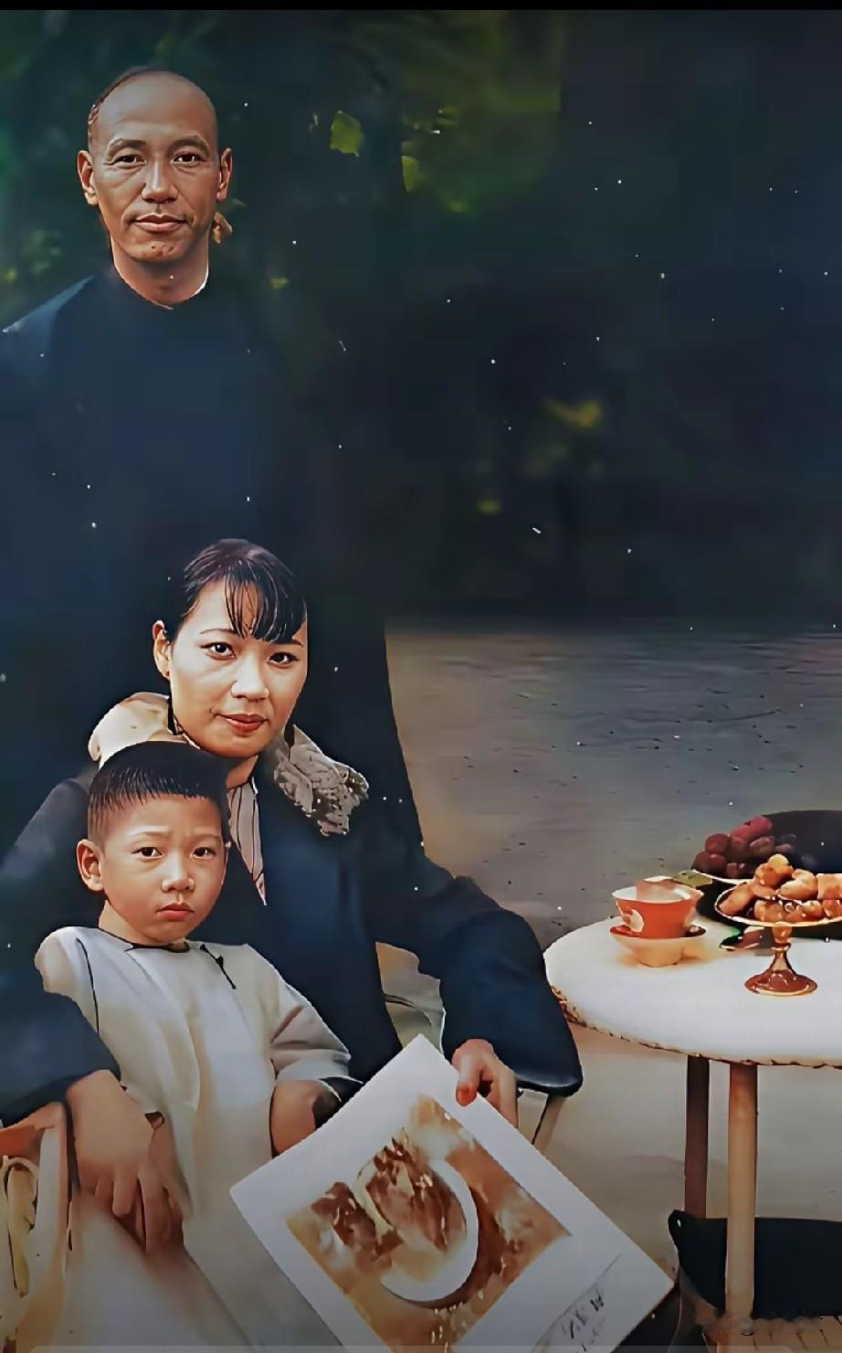 瞧这照片拍得，蒋中正往那儿一站，目光炯炯。宋美龄怀里搂着个孩子，乍一看还以为是男