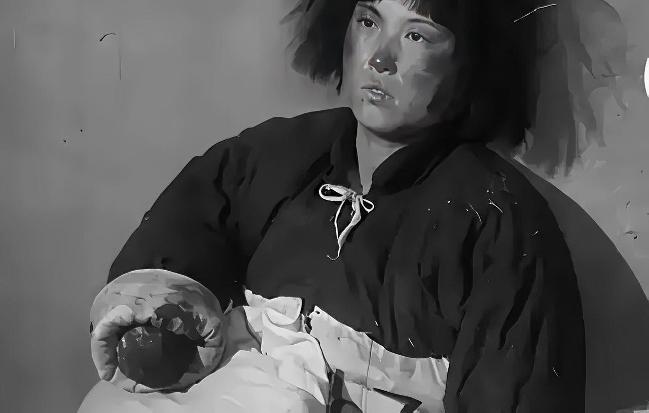 1937年3月26日，她为掩护战友被捕，被日寇砍去双手、钉入木楔，宁死不屈，28