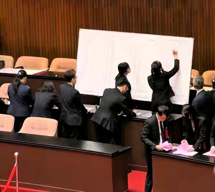 赖清德司法扩张梦碎！“特务头子”掌检察系统，蓝白罕见联手硬封杀
 
5月5日上午