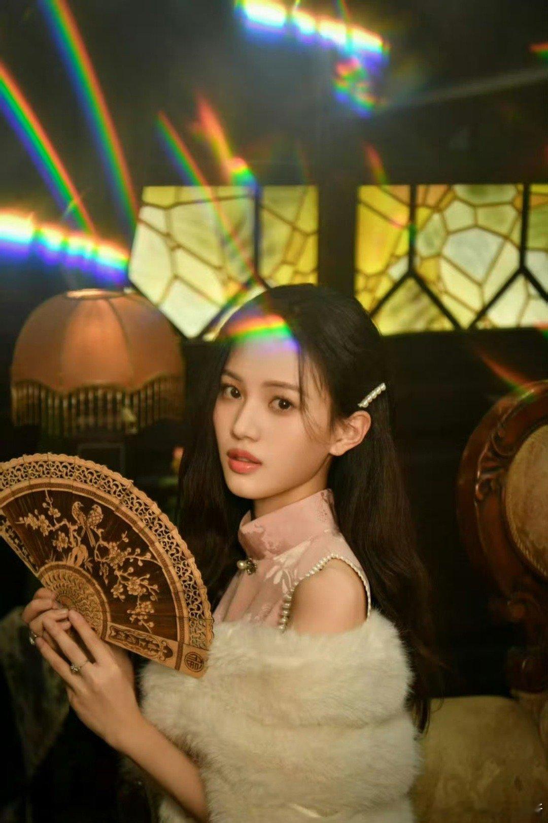 沈羽洁穿旗袍氛围感好绝 沈羽洁穿旗袍的氛围感绝了！温婉中透着清冷，气质独特又迷人