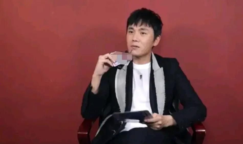 记者问秦昊，伊能静花3000万给恩利买房子，你同意吗？。
秦昊说伊能静眼光独到，