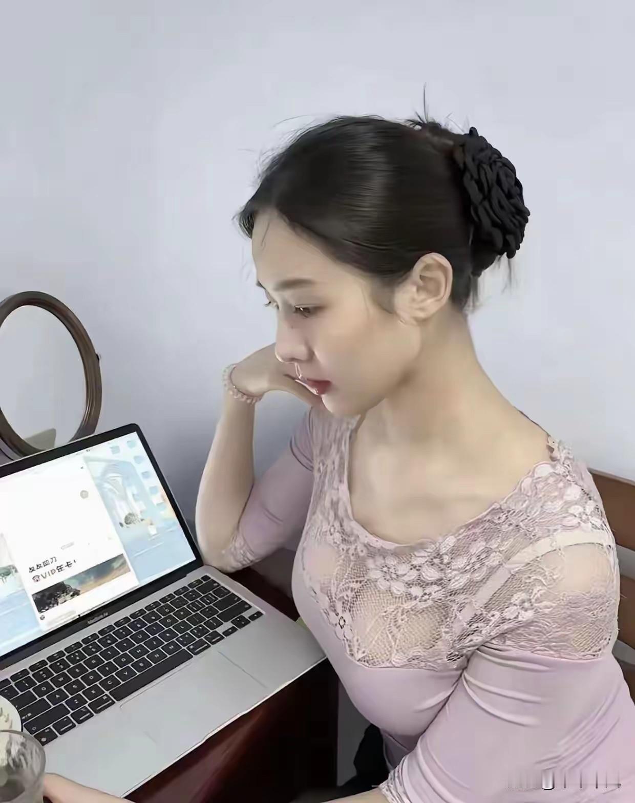 【38岁长得像28岁，她说“我这么美，凭什么将就”】

朋友老张，上周被介绍人拉