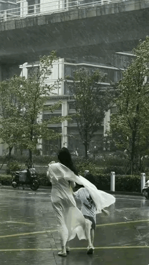 风这么大还下雨，尽量不要出门啊。