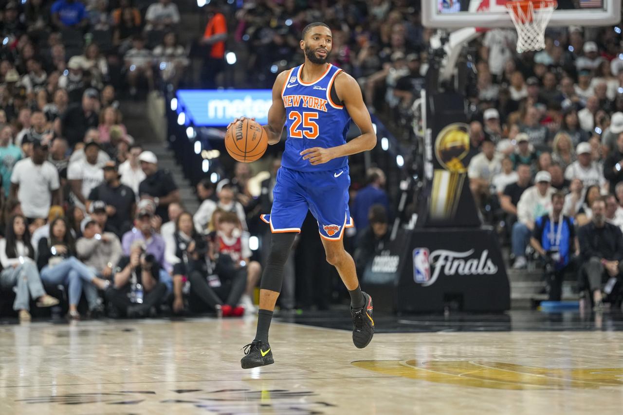在谈到尼克斯队上赛季拿下NBA总冠军的话题时，火箭队的超级巨星凯文·杜兰特表示，