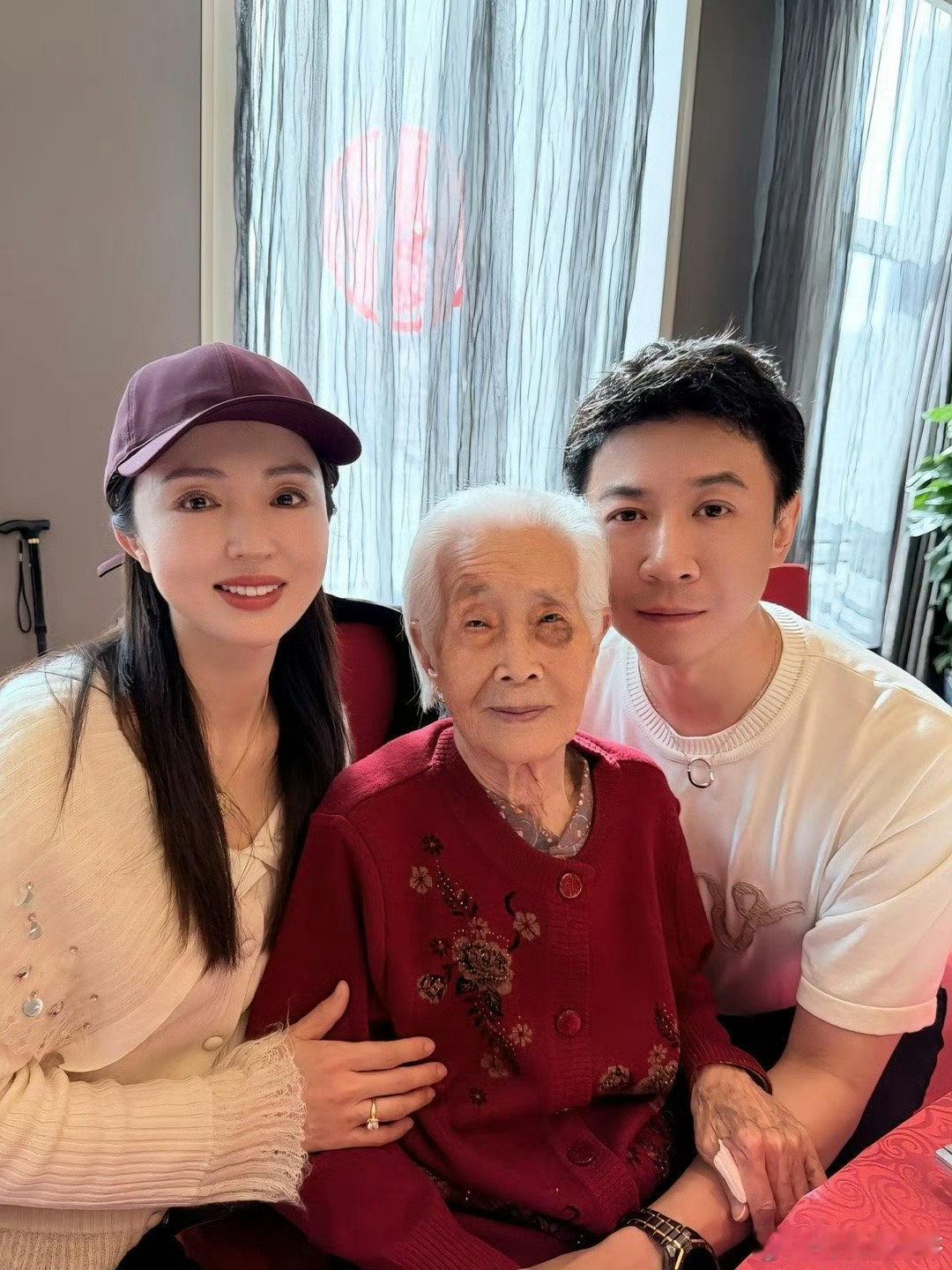 董璇与张维伊家人合影张维伊带董璇回山西大同董璇状态也太好了吧，温柔大方又有气质，