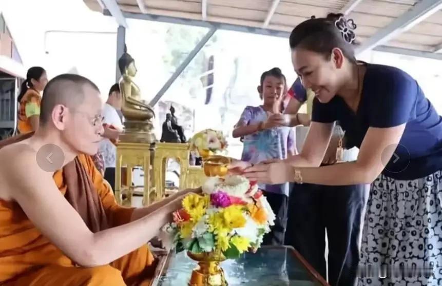 泰国寺庙都镶金镀银的，以前不懂他们咋这么有钱。现在我懂了，一套成熟的商业模式，早