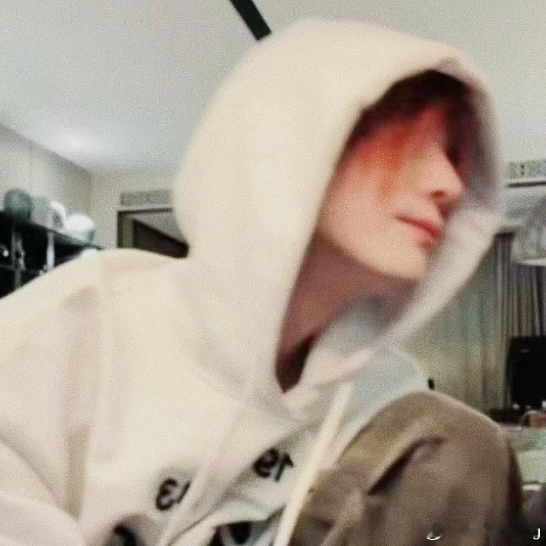鹿晗[超话]  不是，就因为这原因禁他半年？？？鹿哥实惨，能不能管管那些造谣的人