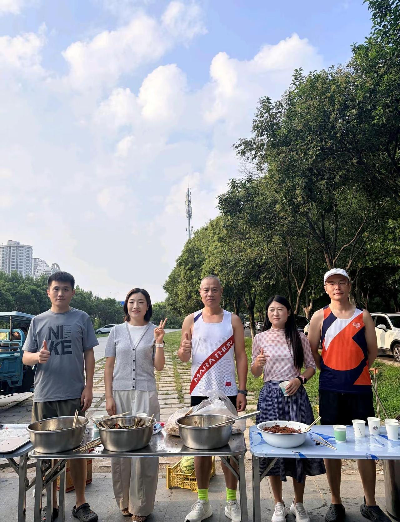周六约跑。☀️周六约跑后聚餐太香了！和搭子们在湖心岛开炫，运动完吃啥都绝绝子～?