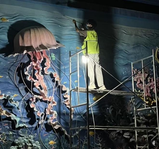 00后刮腻子年入百万？东北工地上的十天功夫，竟让白墙开出了“太空之花”（个人观点