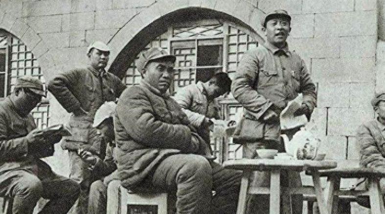 1947年蒋介石视察延安，当晚在毛泽东的窑洞辗转难眠，这种情景让人难以忘怀
19