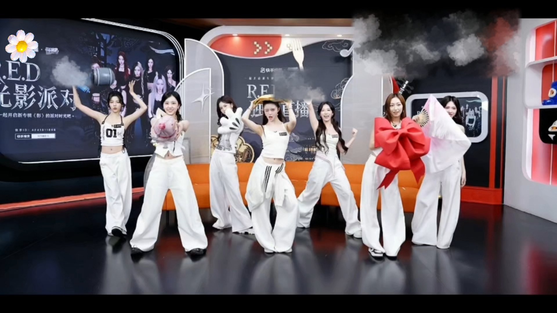 RED女团抽象版新歌演绎R.E.D这版抽象Tasty直接给我看笑出声，手里道具一
