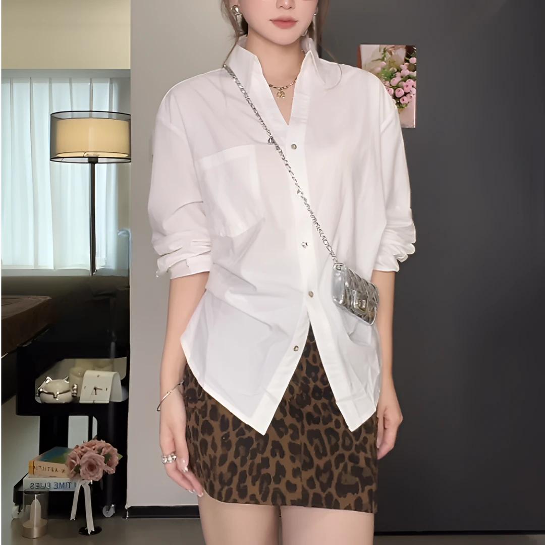 一件白衬衫，一条豹纹超短半身裙，可瞬间营造出与众不同的秋季穿搭，时尚有个性，不失