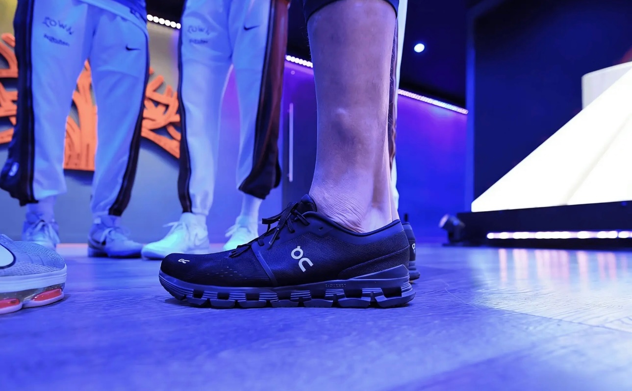 赢球了！最后有点戏剧性今天库里在赛前热身训练间隙还穿了昂跑的Cloud X4Cu