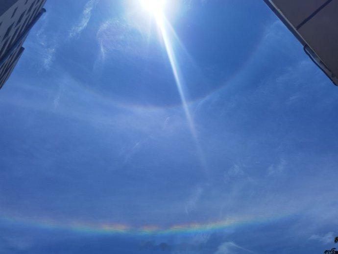 【西安上空同时出现日晕环地平弧】西安日晕与环地平弧同框6月8日，2026高考第二
