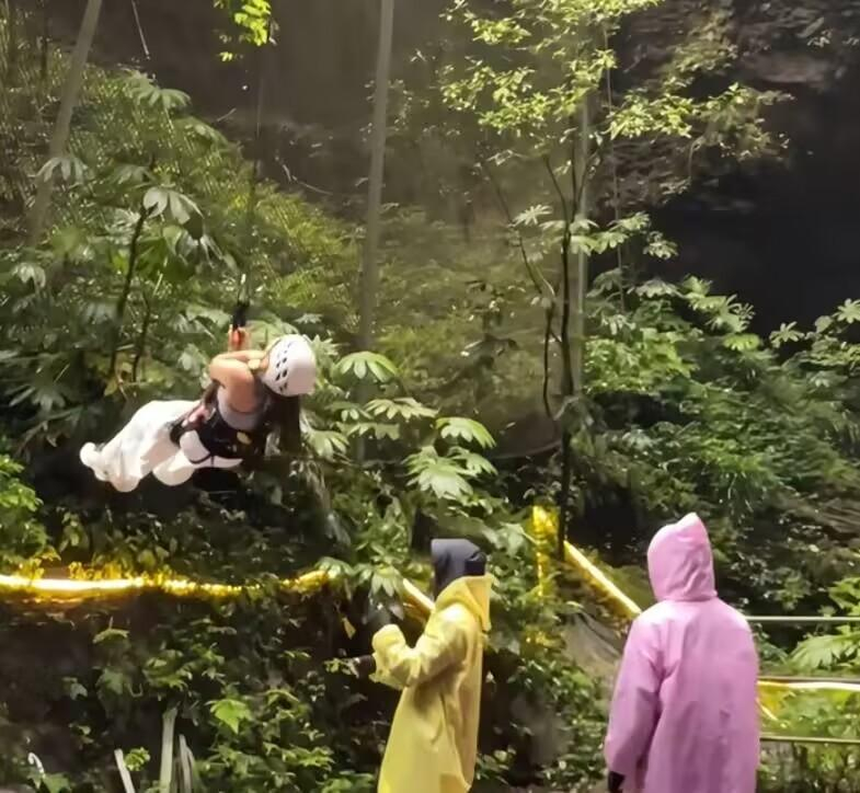 #猴耳天坑回应秋千教练锁喉游客#【贵州猴耳天坑游客玩秋千被教练“锁喉”致肌肉拉伤