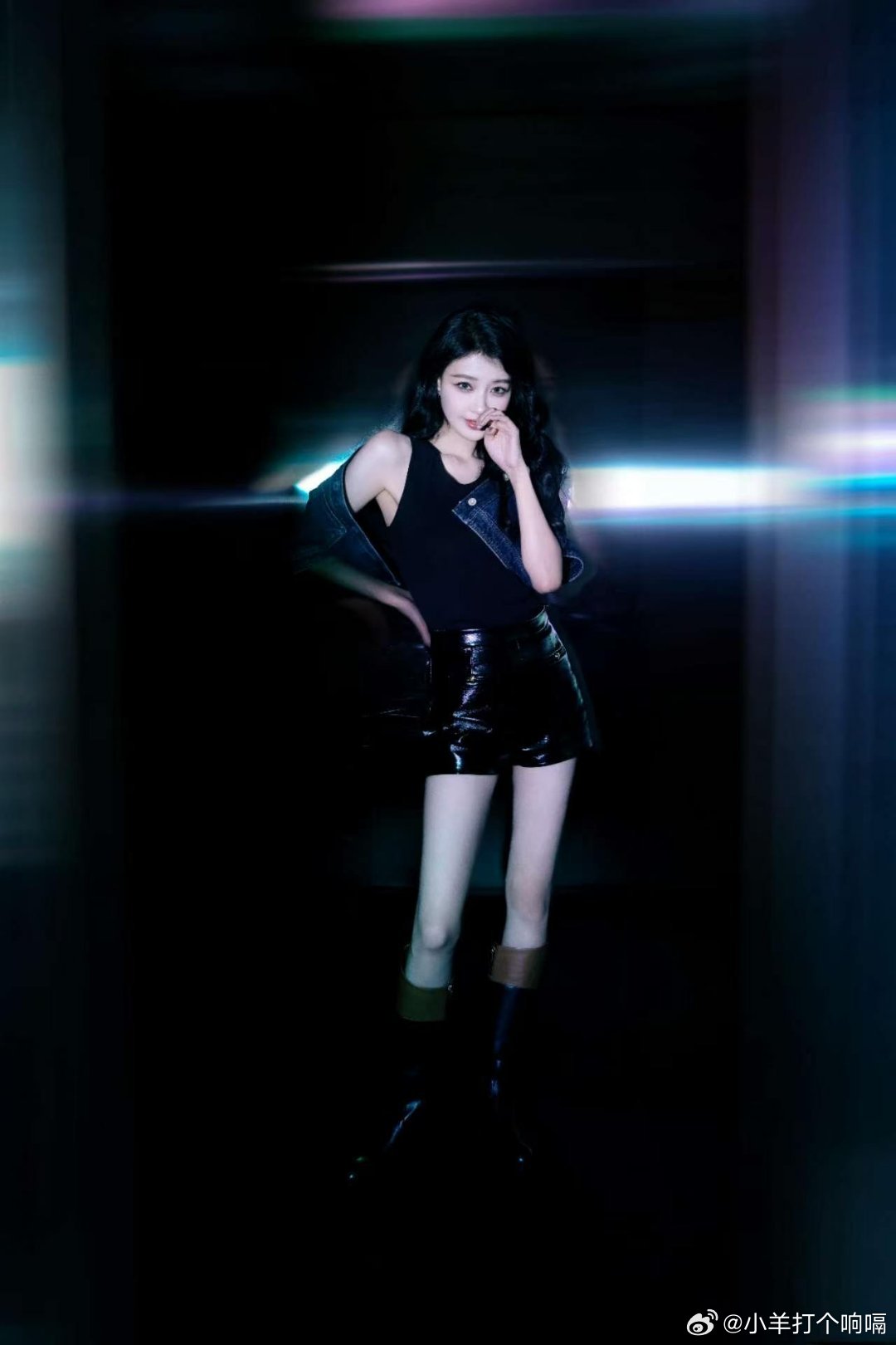 盼星星盼月亮，终于盼到怡宝站上浪姐舞台了！这双女团腿不跳舞简直暴殄天物，坐等姐姐