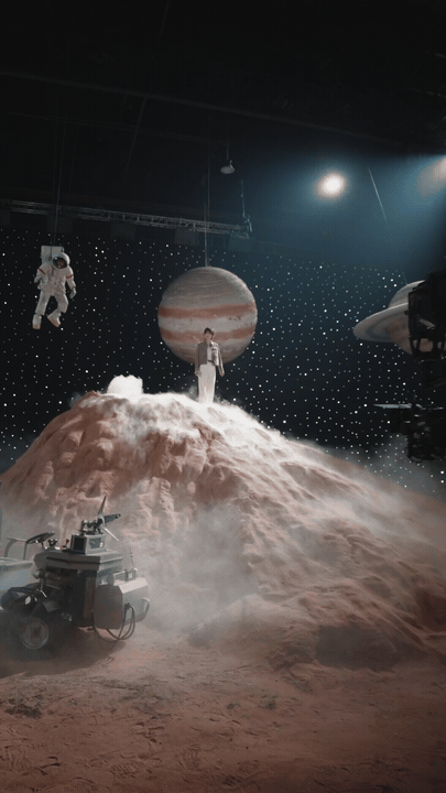 姚安娜新身份 姚安娜官宣新身份，片场花絮骑机车的画面氛围感拉满！黑皮衣配短发又酷