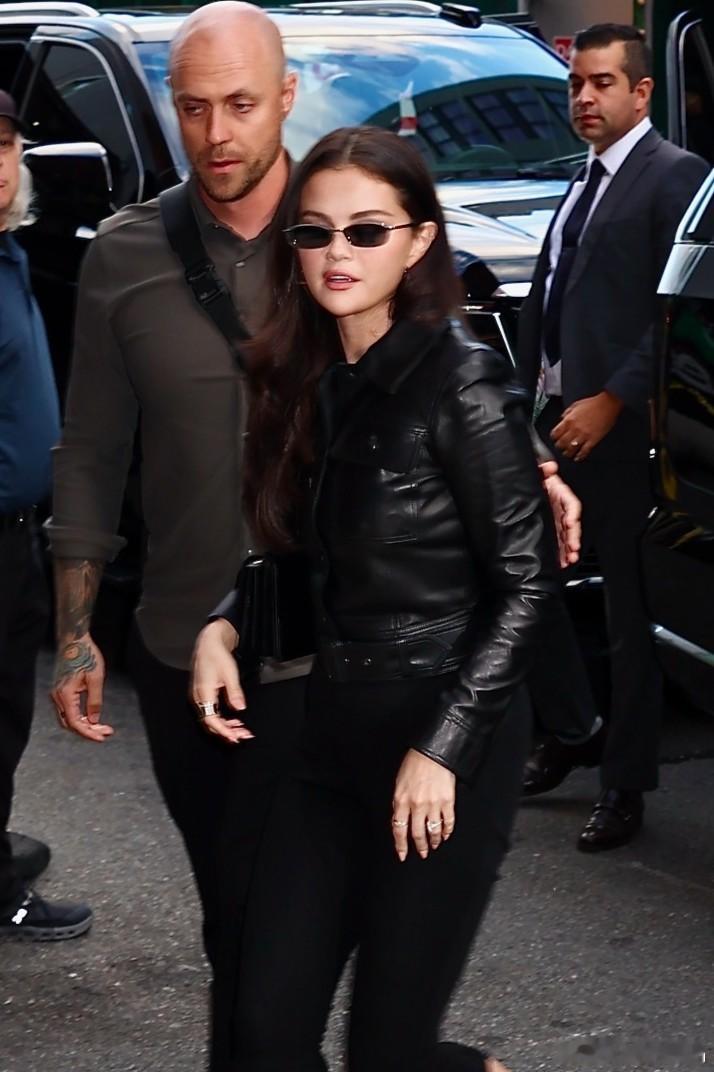 SelenaGomez 赛琳娜戈麦斯在纽约外出，前往参加老公Benny blan