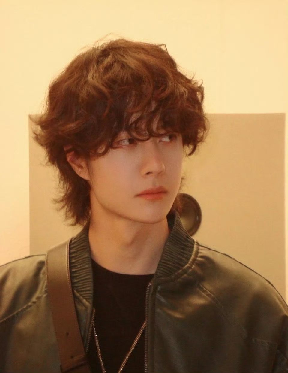 王一博换发型了，哇塞 这个发型的氛围感太强了，随手一拍就是大片的感觉。 