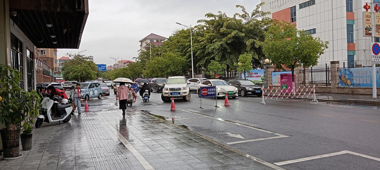 校区区域，实行交通管制，轿车不能入内，要绕行，安全第一。