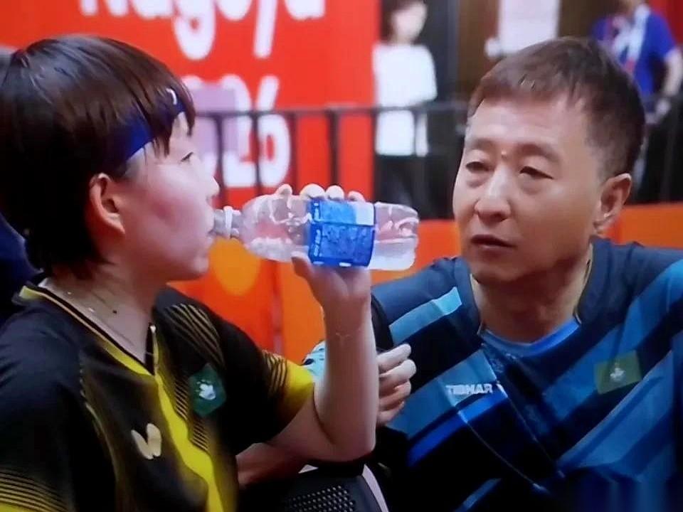 亚运会女单争夺八强，朱雨玲和朝鲜队的边松景打满了足足七场。
同时出战的孙颖莎却是