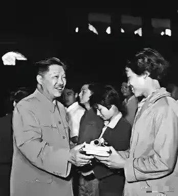 1964年，贺龙元帅为郑凤荣颁奖的留影纪念 