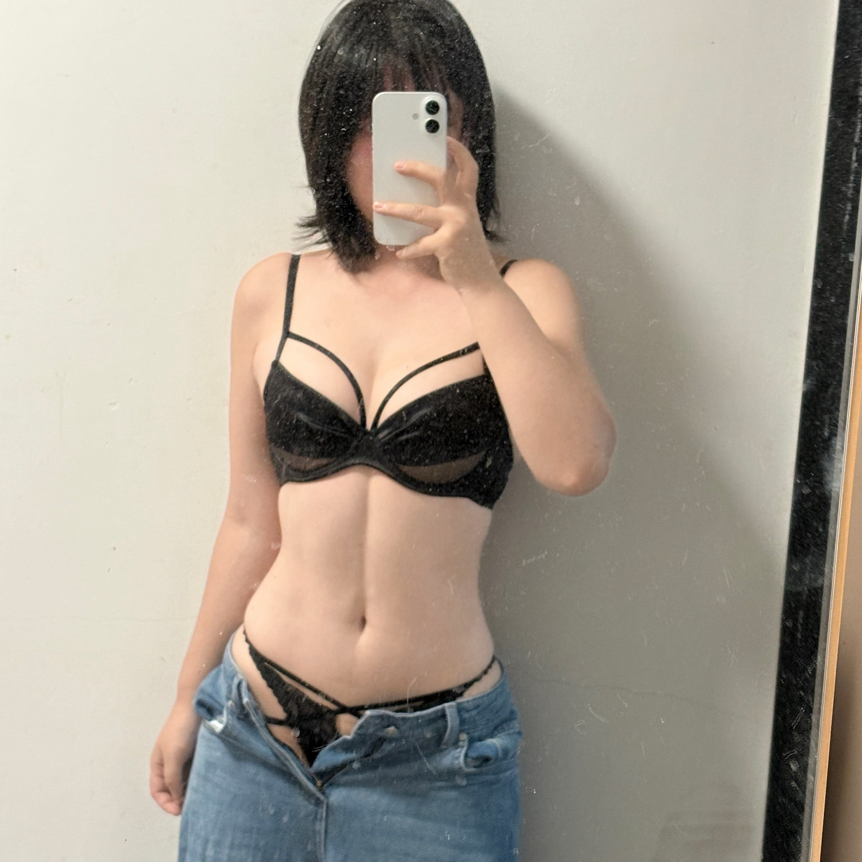 抄袭一下ck广告大片。因为之前去四姑娘山整个手臂都被晒黑了，现在依旧很黑。有没有
