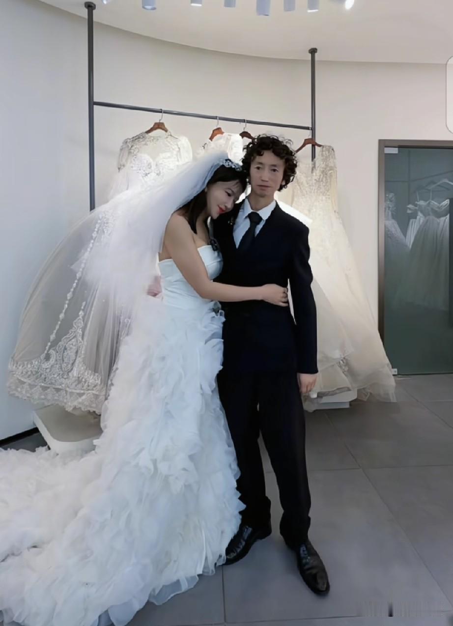国际巨星庞麦郎和知名模特龚玥菲真要结婚了？婚纱照都流出来了！我的天！刚刷到一组照