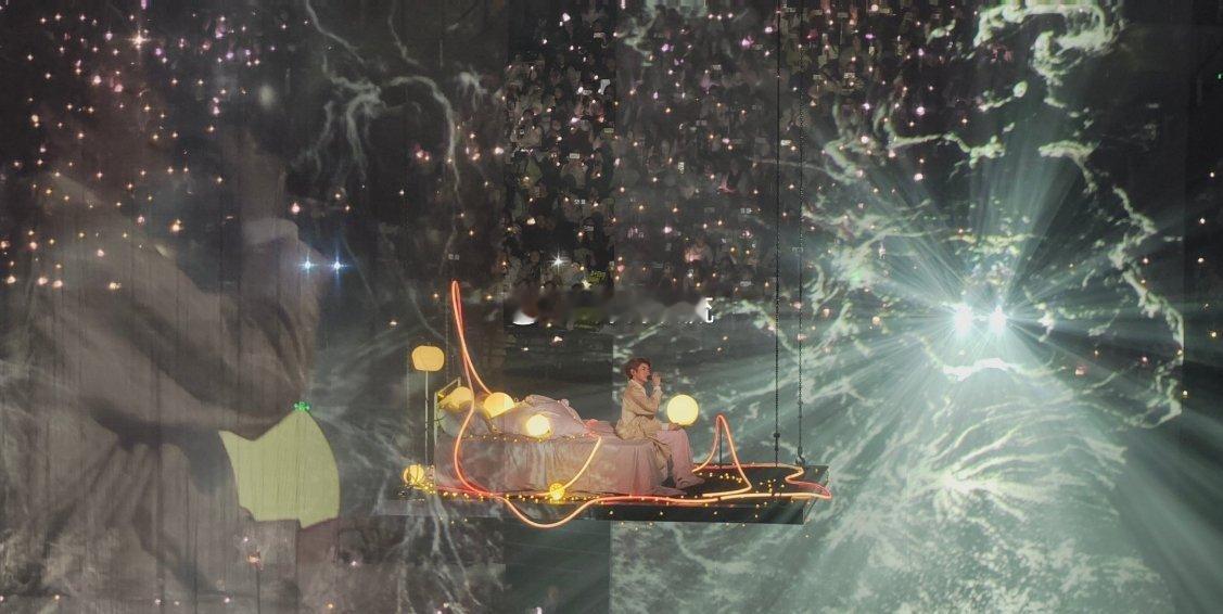 王源演唱会震撼舞美 王源舞台美学，堪称内娱梦幻诗章。今晚客厅狂欢跨年首唱，顶级舞